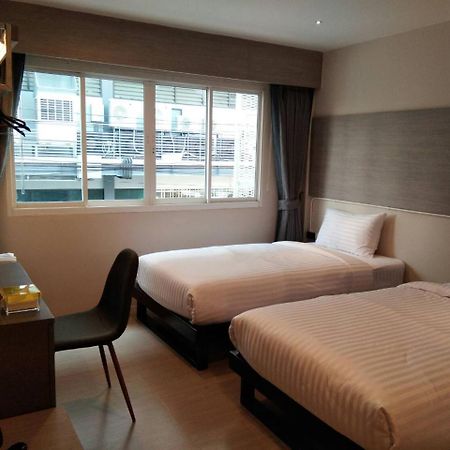 Lazy Sunday Hostel Bangkok Bagian luar foto