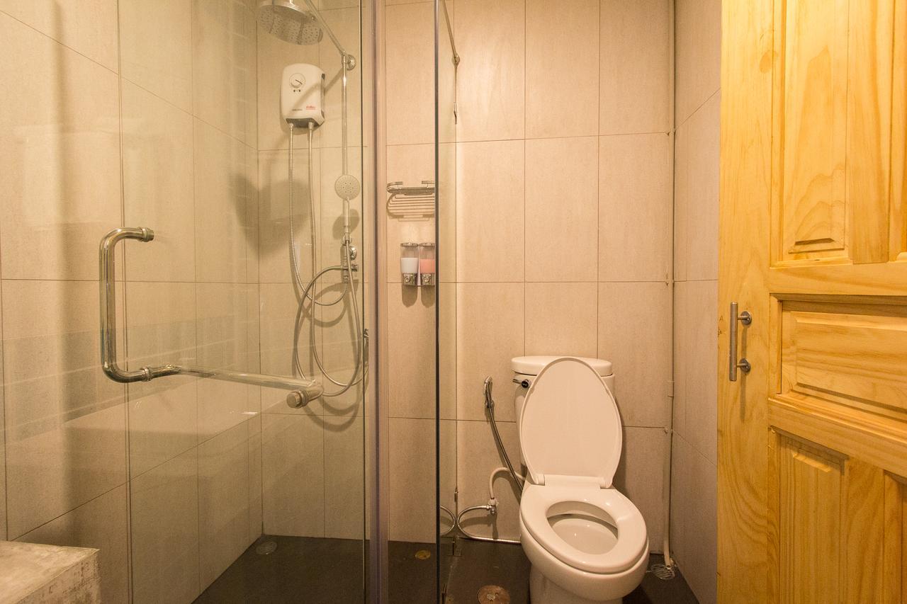 Lazy Sunday Hostel Bangkok Bagian luar foto