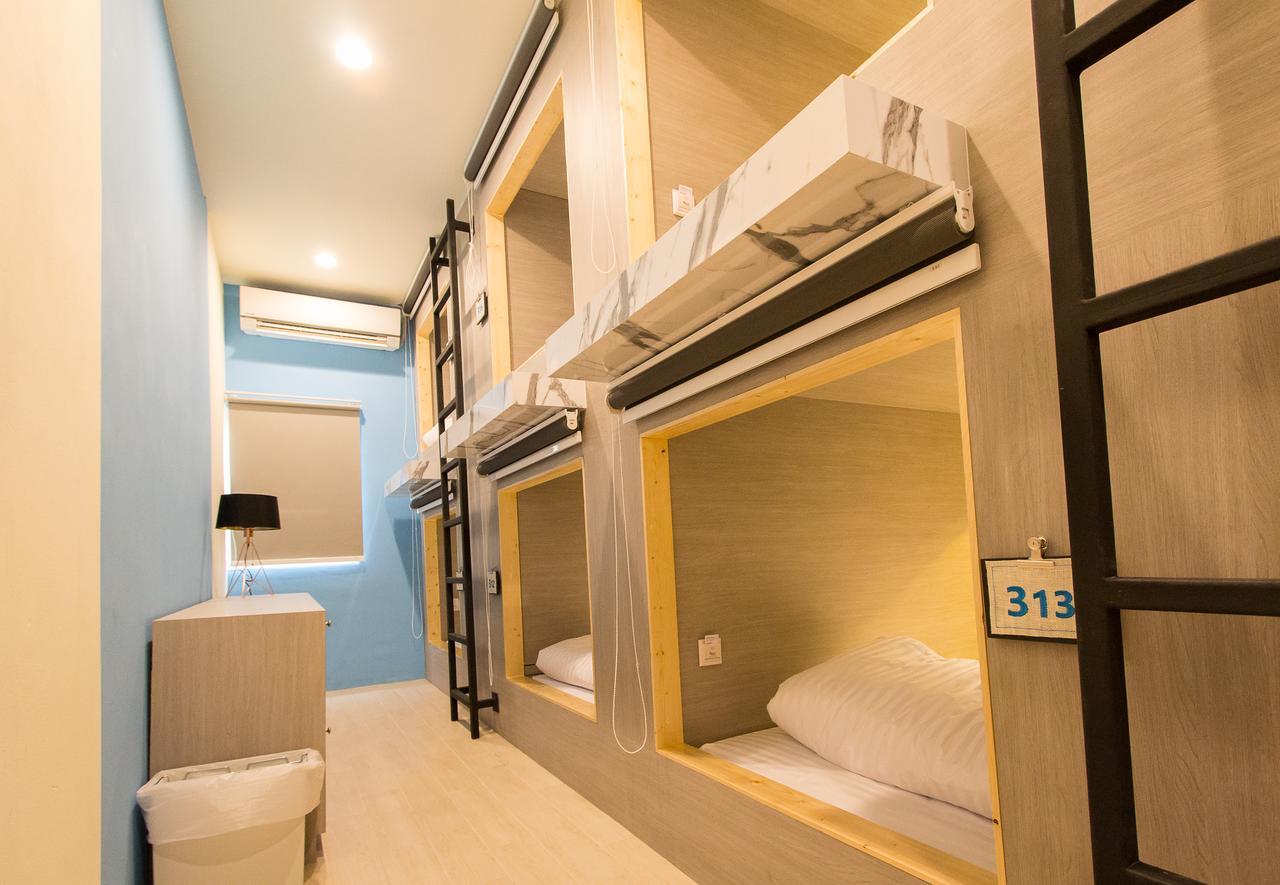 Lazy Sunday Hostel Bangkok Bagian luar foto