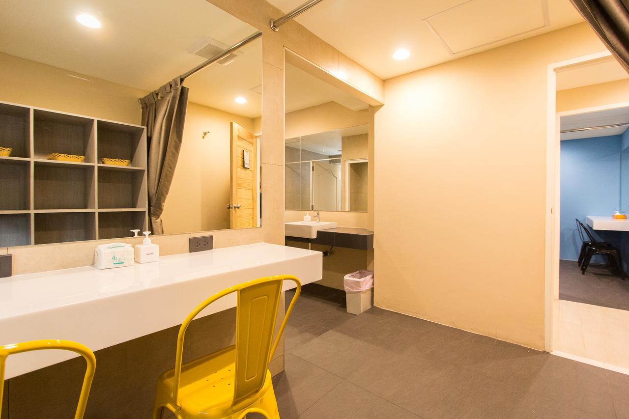 Lazy Sunday Hostel Bangkok Bagian luar foto