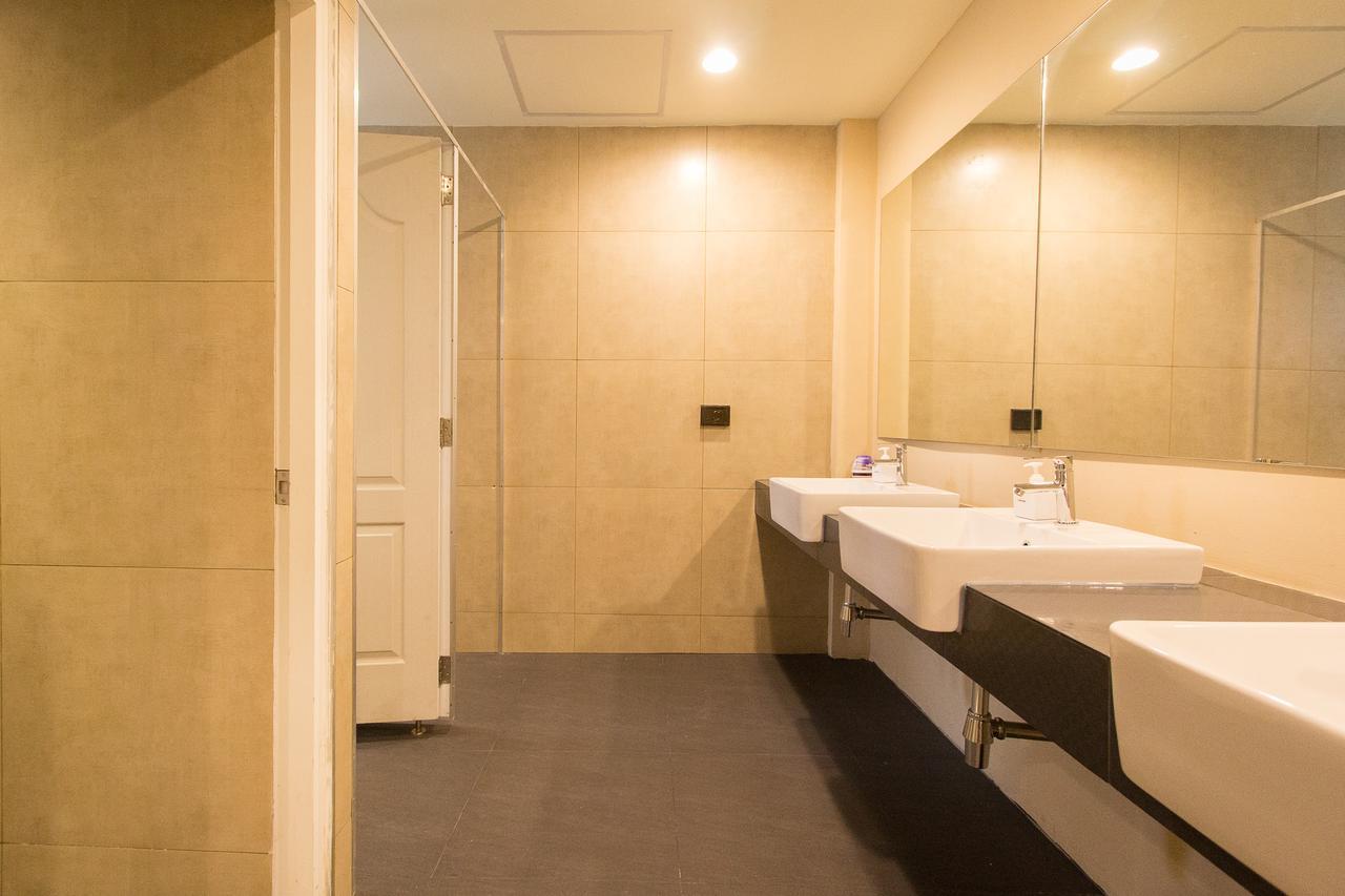 Lazy Sunday Hostel Bangkok Bagian luar foto