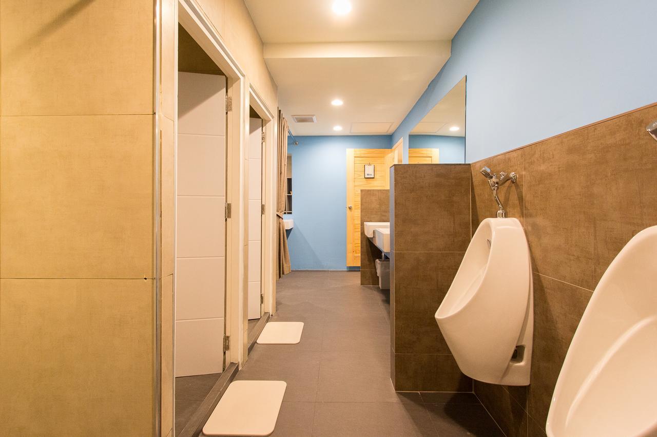 Lazy Sunday Hostel Bangkok Bagian luar foto