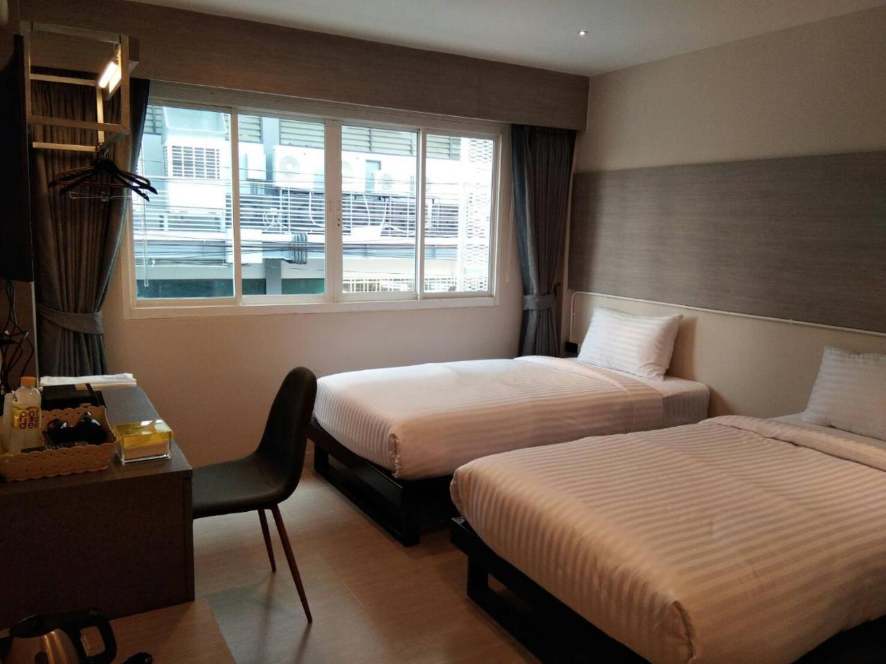 Lazy Sunday Hostel Bangkok Bagian luar foto