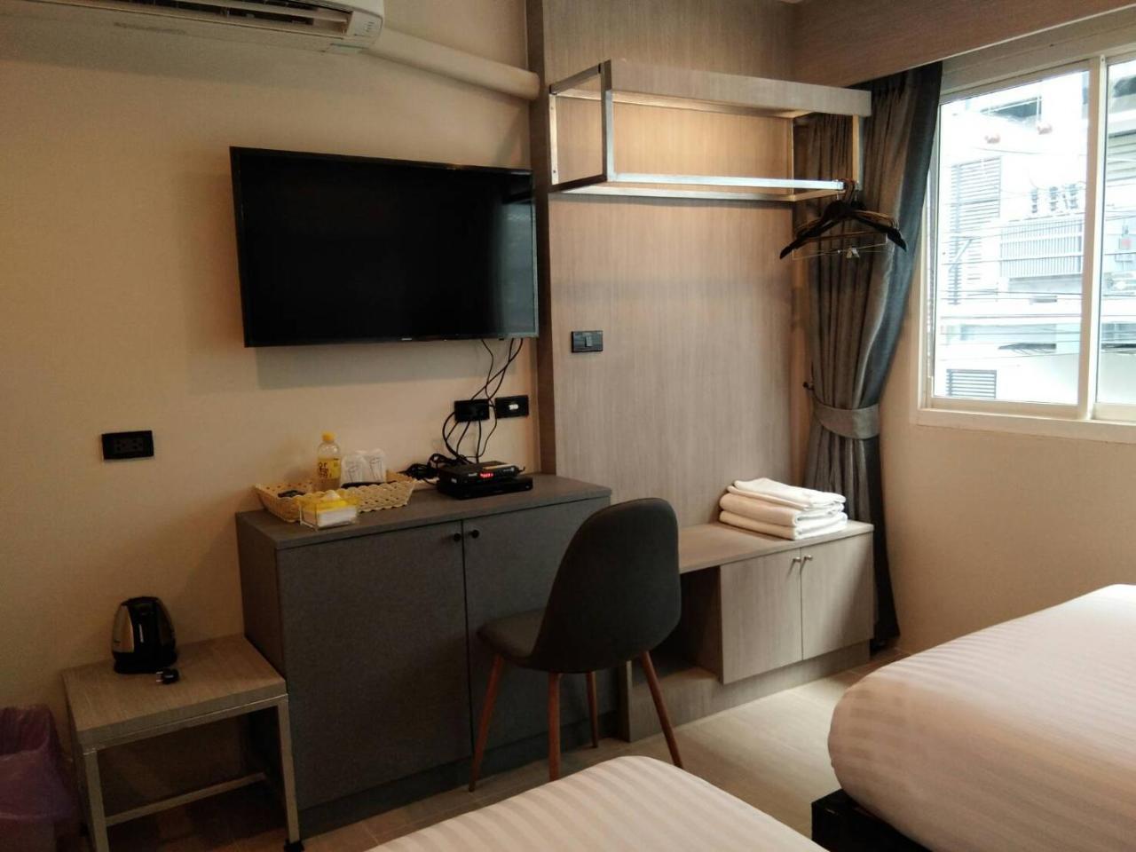 Lazy Sunday Hostel Bangkok Bagian luar foto